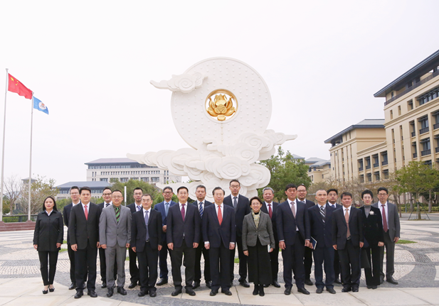 2024年2月26日，国药集团党委书记、董事长刘敬桢一行访问澳门大学，双方签署战略合作协议并就进一步深化合作进行会谈。澳门大学校长宋永华、副校长徐建，国药集团副总经理（主持经营工作）胡建伟，副总经理董增贺、晋斌等出席活动。1.png