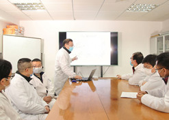 2020年，国药医工总院同心抗疫，共克时艰，图为上海医药工业研究院科研人员开展抗新冠肺炎相关药品技术攻关。